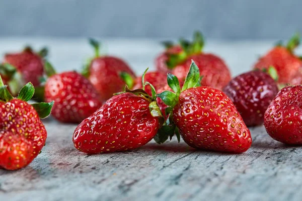 Frische rote Erdbeeren auf Marmor-Hintergrund — Stockfoto