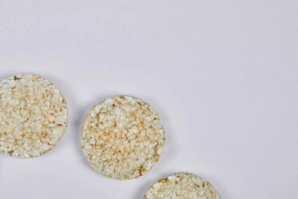 En hög med ris kex på vit bakgrund — Stockfoto