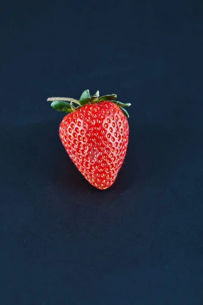 Frische rote Erdbeere auf dunklem Hintergrund. Nahaufnahme — Stockfoto