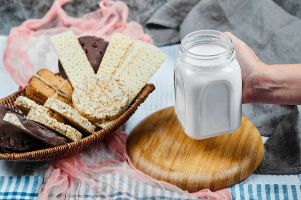Keksz és süti egy üveg tejjel. — Stock Fotó