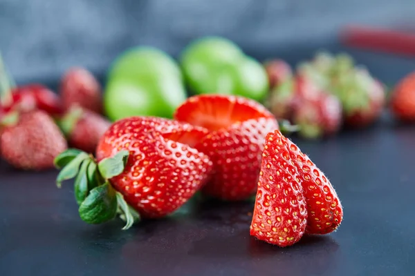 Frische rote Erdbeeren auf dunklem Hintergrund — Stockfoto