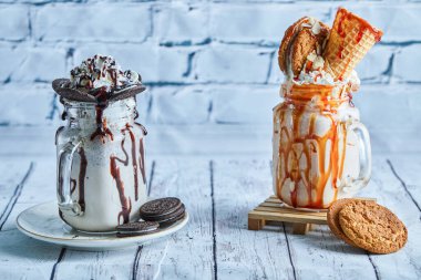 Gri arka planda karamel yüzük karışımlı Oreo milkshake