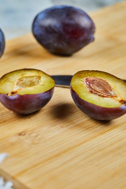 Tahtada tam ve yarım dilim erik var.