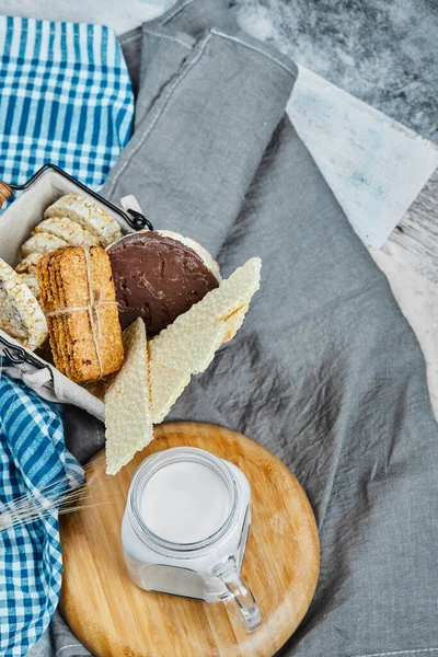 우유가 든 다양 한 쿠키와 크래커 — 스톡 사진