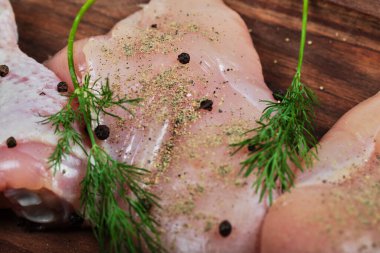 Çiğ tavuk fileto ve tahta tabakta bacaklar. Kapat.