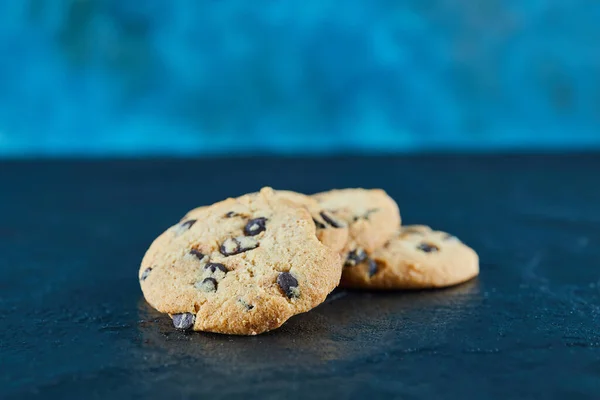 Schokoladenkekse auf einem Marmorhintergrund — Stockfoto