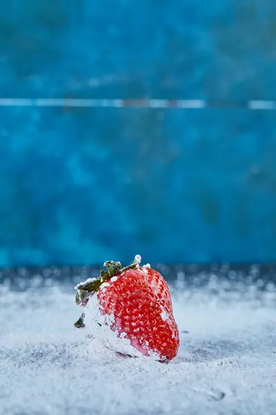 Frische rote Erdbeere auf blauem Hintergrund mit Puder — Stockfoto