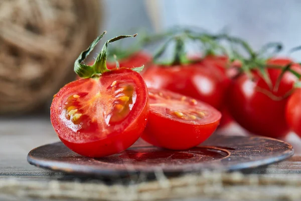 Šťavnaté červené rajčatové plátky na keramické desce — Stock fotografie
