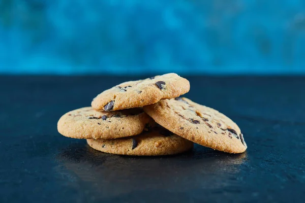 Schokoladenkekse auf einem Marmorhintergrund — Stockfoto