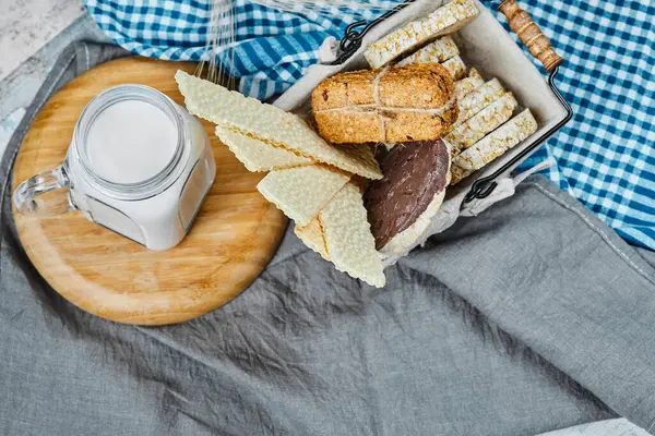 Taca na ciasto ze słoikiem mleka na boku — Zdjęcie stockowe