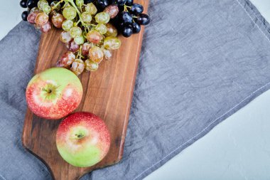 Elmalı meyve tahtası, kırmızı ve yeşil üzümlü.