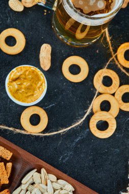 Krakerler ve arka planda bir bardak bira.