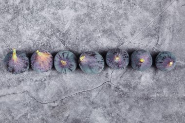 Mermer zemin üzerinde olgun mor incirler