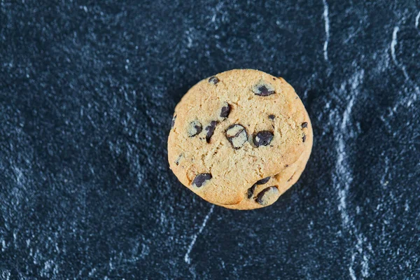 대리석 배경에 초콜릿 칩 쿠키 — 스톡 사진