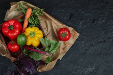 Biberler, kireç, havuç, domates ve yeşiller...