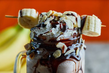 Muz dilimli çikolatalı smoothie, çikolata şurubu.