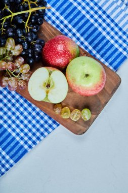 Elmalı meyve tahtası, kırmızı ve yeşil üzümlü.