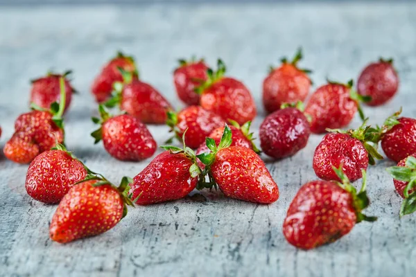 Frische rote Erdbeeren auf Marmor-Hintergrund — Stockfoto