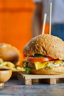 Tahtada patates kızartmalı çizburger.