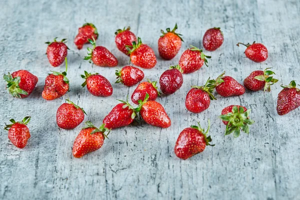 Frische rote Erdbeeren auf Marmor-Hintergrund — Stockfoto