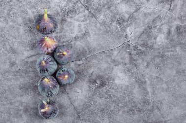 Mermer bir arka planda mor incirler