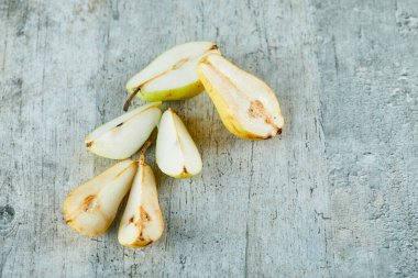 Gri arka planda izole edilmiş olgun armut dilimleri