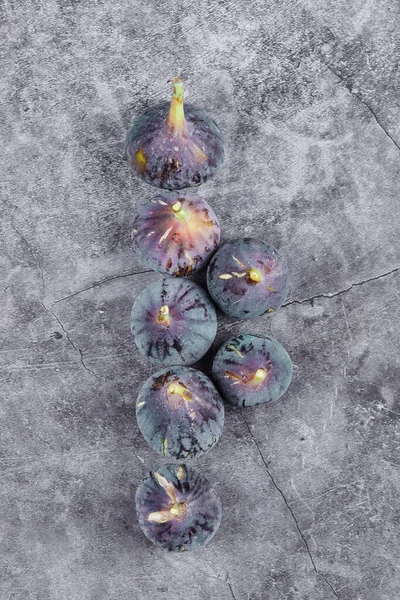 Higos maduros púrpura sobre un fondo de mármol —  Fotos de Stock