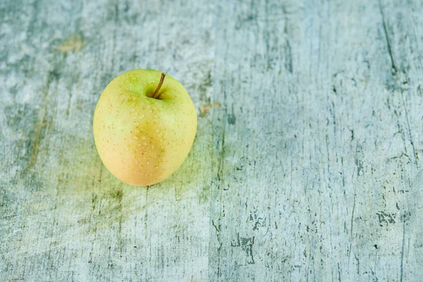 Frische saftige grüne Apfel isoliert auf einem Marmorhintergrund — Stockfoto