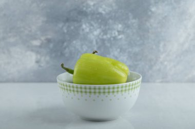 Bir kasede taze organik yeşil biber.