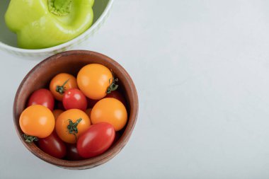 Kiraz domatesleri ve yeşil biberin yakın fotoğrafını çek.