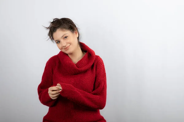 Fotografie krásné mladé ženy v teplém červeném svetru pózuje — Stock fotografie