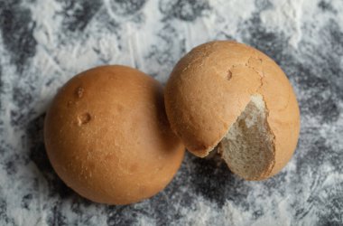 Un arka planında küçük Fransız ekmekleri