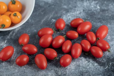 Kırmızı ve sarı domateslerin yakın fotoğrafını çek.