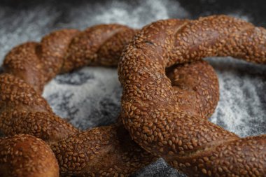 Un üzerinde taze pişmiş Türk simit. Fotoğrafı kapat
