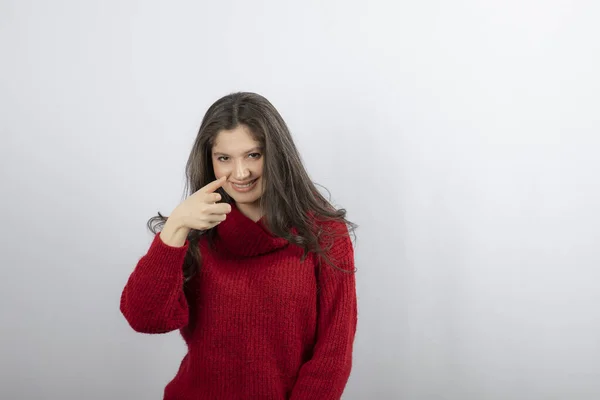 Imagem de uma mulher sorridente apontando para a câmera — Fotografia de Stock