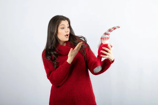 Překvapená žena ukazuje na Santa Clause plyšové hračky. — Stock fotografie