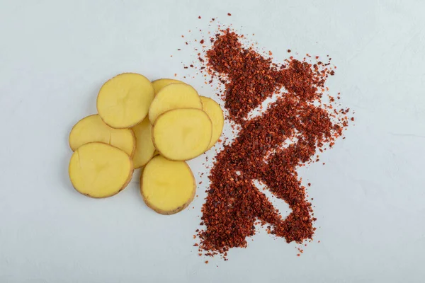 Högen med skivad potatis med röd chilipeppar — Stockfoto