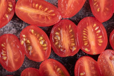 Yarım kiraz kırmızısı domatesli makro fotoğraf.