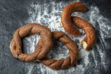 Taze lezzetli Türkçe simit tüm ya da yarım kesim