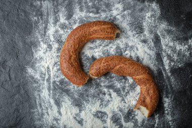 İki Türk simit 'i. siyah arkaplan