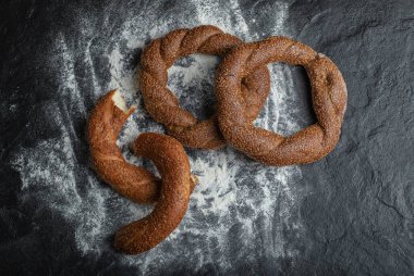 Gemide taze pişmiş Türk simit var.