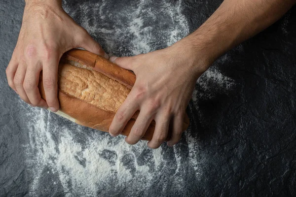 FeMale kéz kezében frissen sült kenyér, közelkép — Stock Fotó