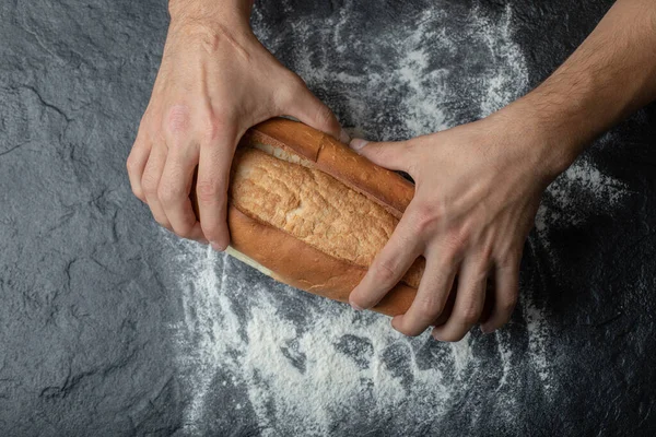 FeMale kéz törés frissen sült kenyér, közelkép — Stock Fotó