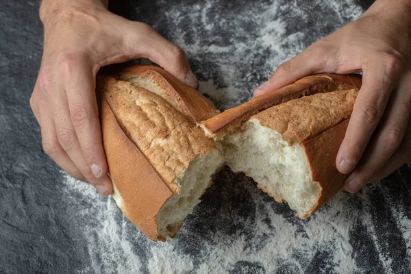 Közelkép Női kéz törés friss bagett kenyér — Stock Fotó