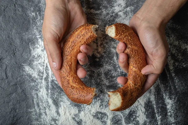 Nő vágás finom török simit kézzel — Stock Fotó