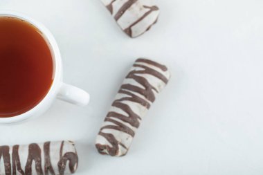 Çikolatalı bir fincan aroma çayı.