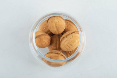 Ceviz şeklinde kurabiyelerle dolu cam bir kavanoz.