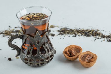 Ceviz şeklinde kurabiyeli bir fincan bitki çayı.