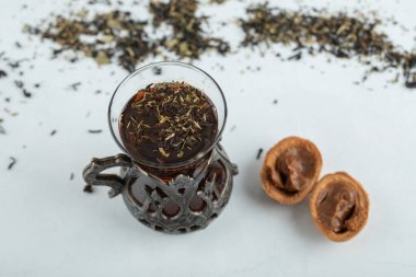 Ceviz şeklinde kurabiyeli bir fincan bitki çayı.