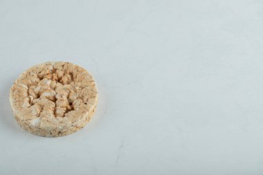 Açık gri arkaplanda pirinç keki